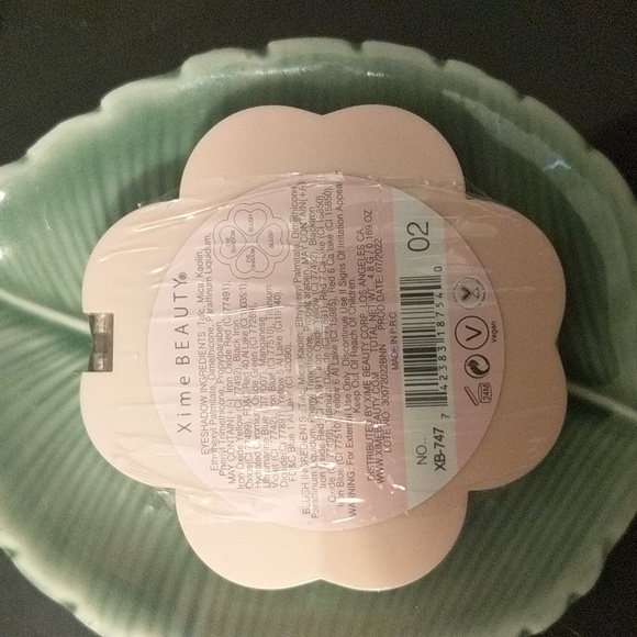 Eyeshadow and Blush Palette - Picture 2 of 2